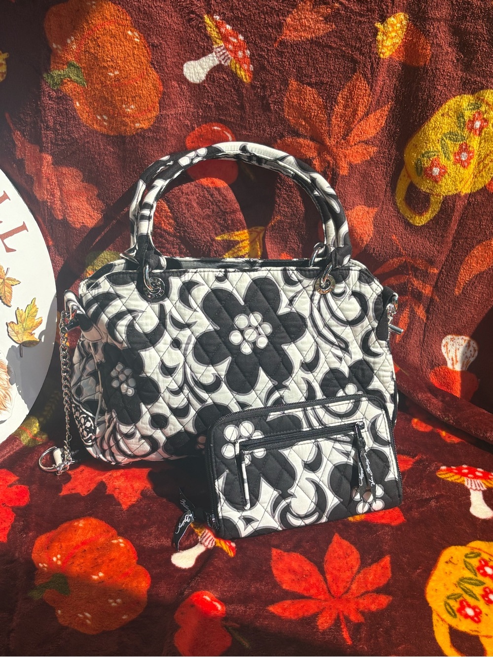 🖤 Vera Bradley Black & White Floral Quilted Handbag
